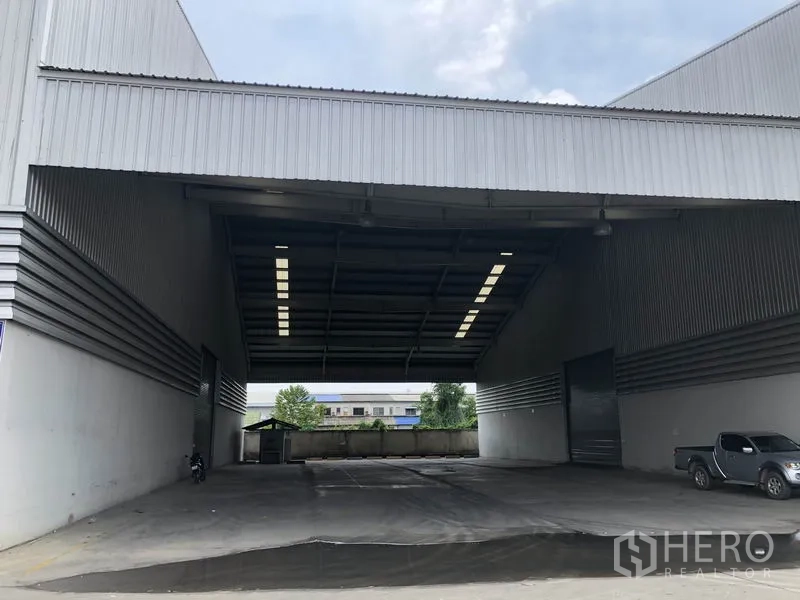 Factory for rent in Wang Noi, Phra Nakhon Si Ayutthaya - Deep covered loading area between warehouse blocks providing weather-protected truck maneuvering space.