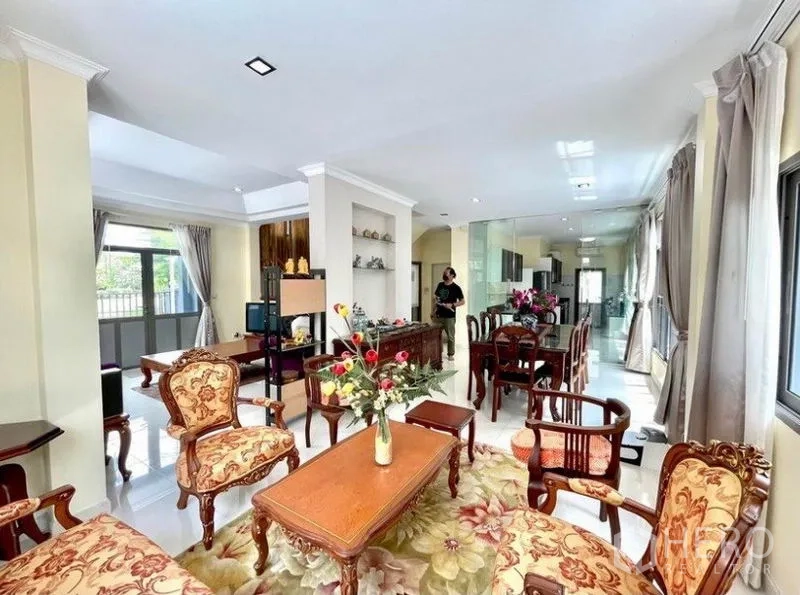独立式住宅 出租在Prawet, Bangkok - 开放式客餐厅，复古家具与玻璃隔断相连。