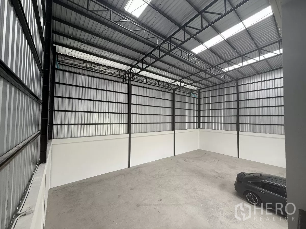 货栈 出租在Lat Krabang, Bangkok - 高挑仓库空间，钢梁桁架与采光带屋面，地面为平整混凝土。
