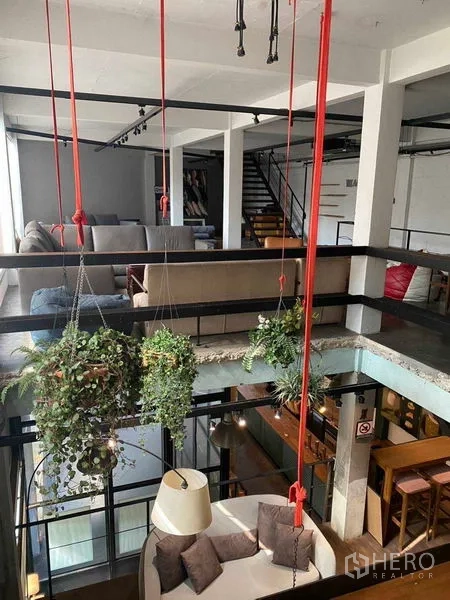 零售空间 出租在Bang Na, Bangkok - 悬挂绿植垂于中庭，紧邻夹层护栏
