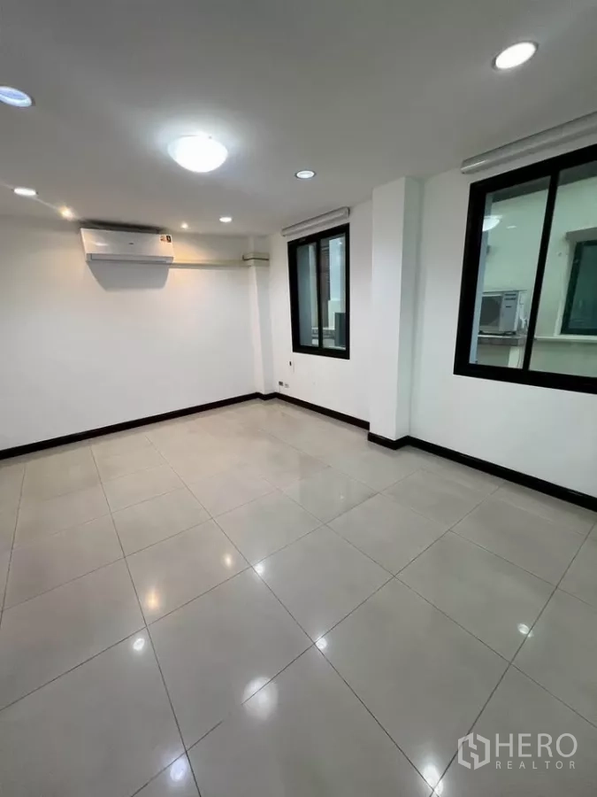 带办公室的家 出租在Wang Thonglang, Bangkok - 方正办公室，分体空调与两扇窗户。