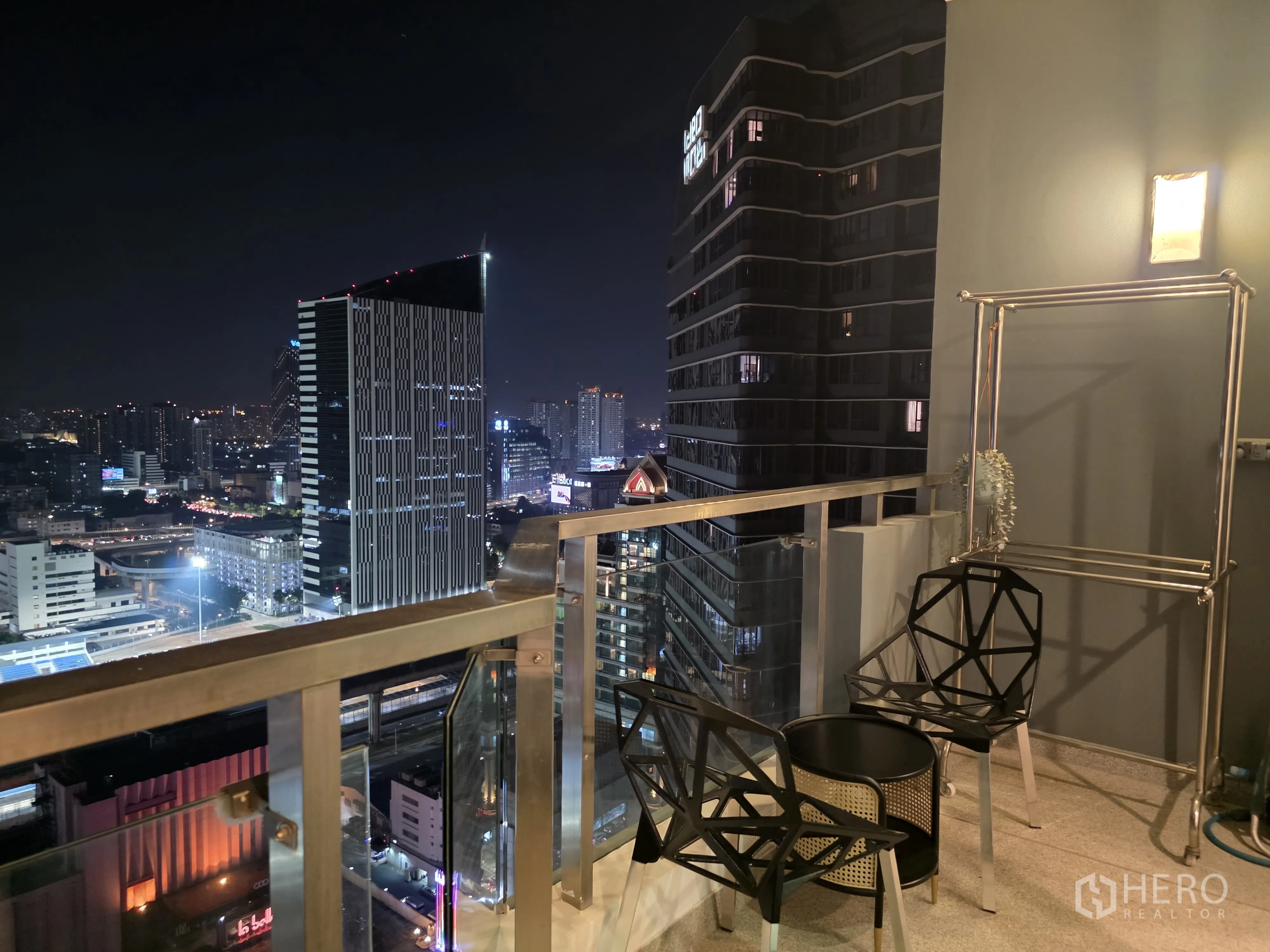 公寓 for rent in Bang Kapi, Bangkok - 阳台设两把椅子与小圆桌，远眺城市建筑。