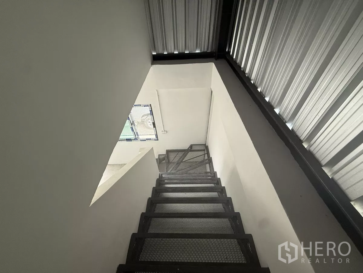 货栈 出租在Lat Krabang, Bangkok - 牢固的金属楼梯，通往仓库二层办公室。