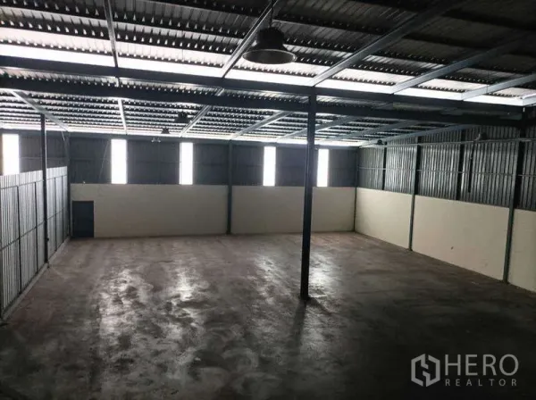工厂 for rent in Ban Phaeo, Samut Sakhon - 开阔厂房地面，屋顶采光带与高窗引入自然光。