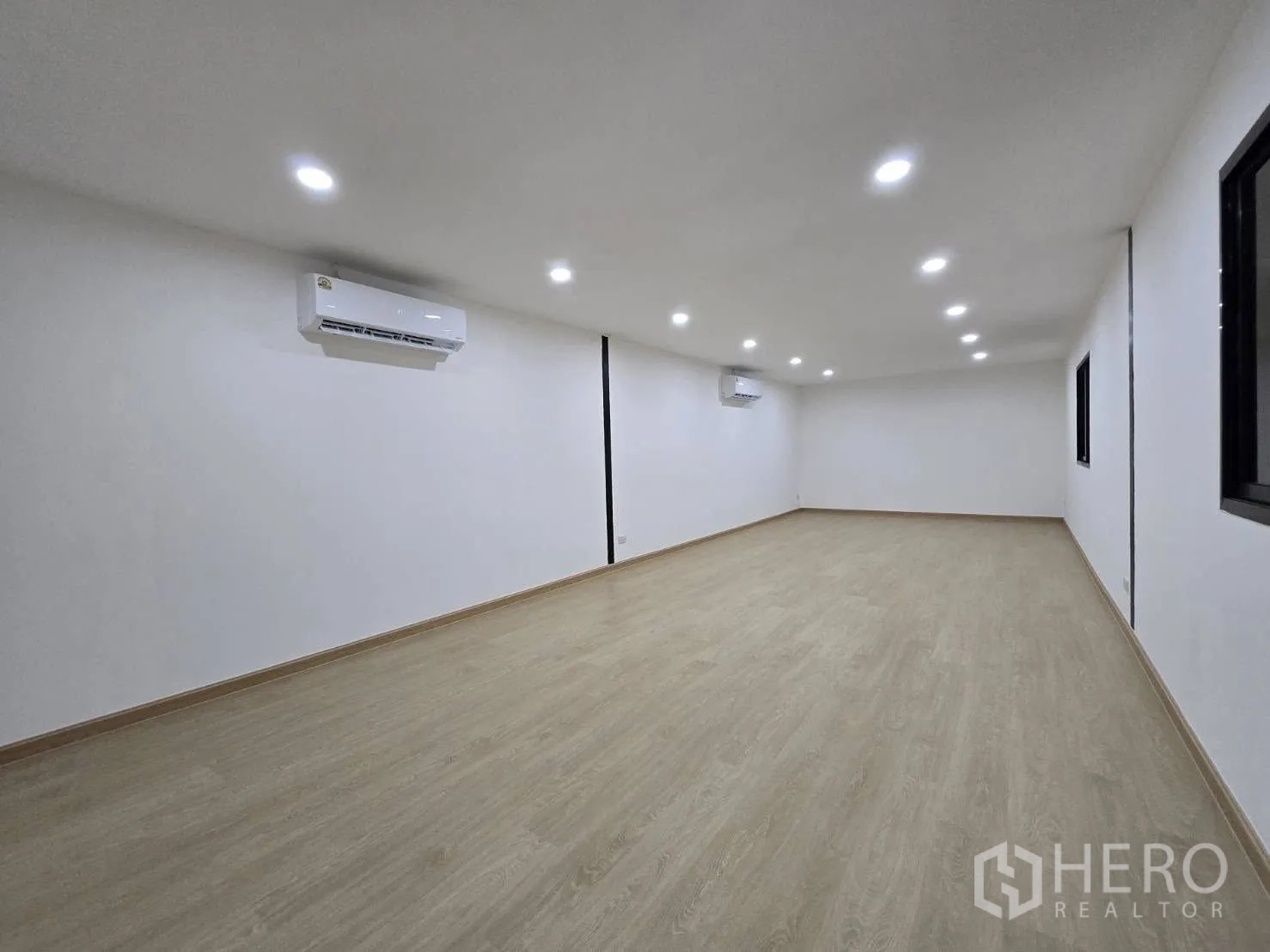คลังสินค้า ให้เช่า - พื้นที่สำนักงานยาวพร้อมแอร์ หน้าต่างบานเลื่อน พื้นลายไม้ พร้อมตกแต่ง