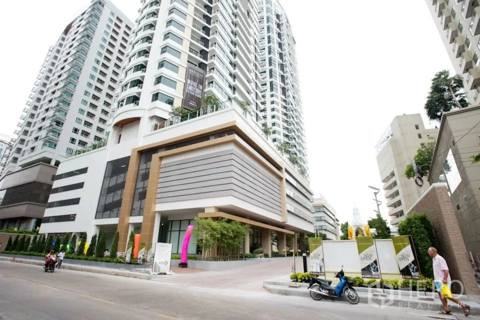 Condominium for rent or sale in Khlong Toei, Bangkok - Modern high-rise condominium exterior with landscaped entrance and driveway in Khlong Toei.