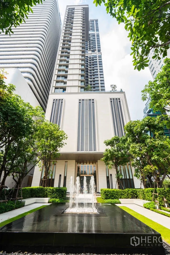 公寓 出租在Watthana, Bangkok - 高层公寓外立面，景观入口与喷泉水景。