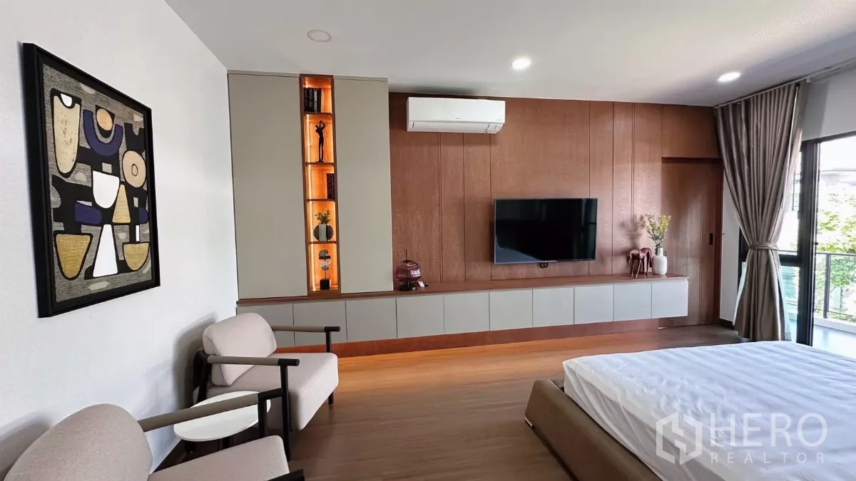 บ้าน ให้เช่าในBang Phli, Samut Prakan - มุมนั่งเล่นในห้องนอนใหญ่ ผนังทีวีและชั้นโชว์ไฟในตัว