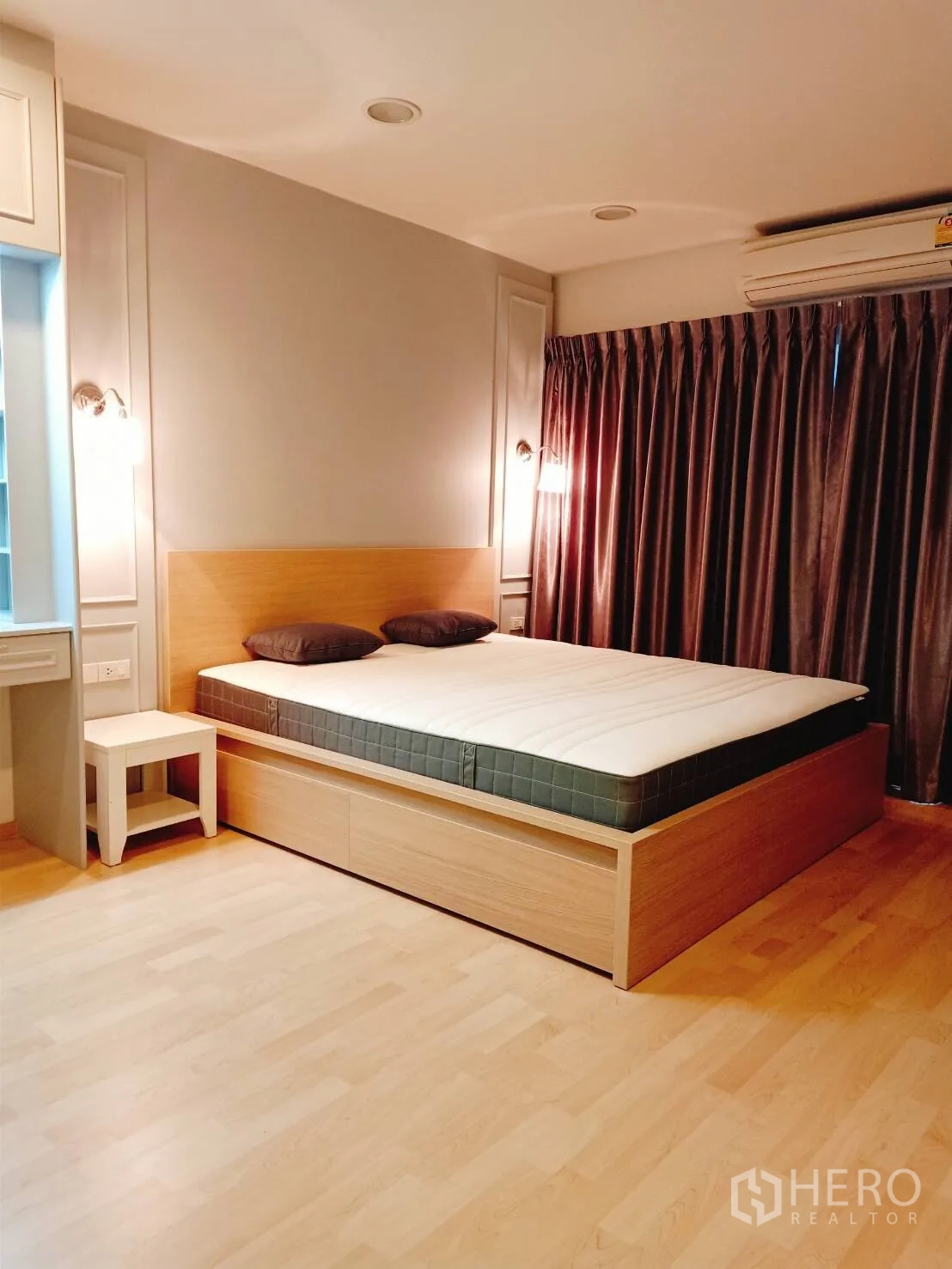 Townhouse for rent in Suan Luang, Bangkok - Bedroom with king-size bed, under-bed storage drawers, wall lamps and blackout curtains