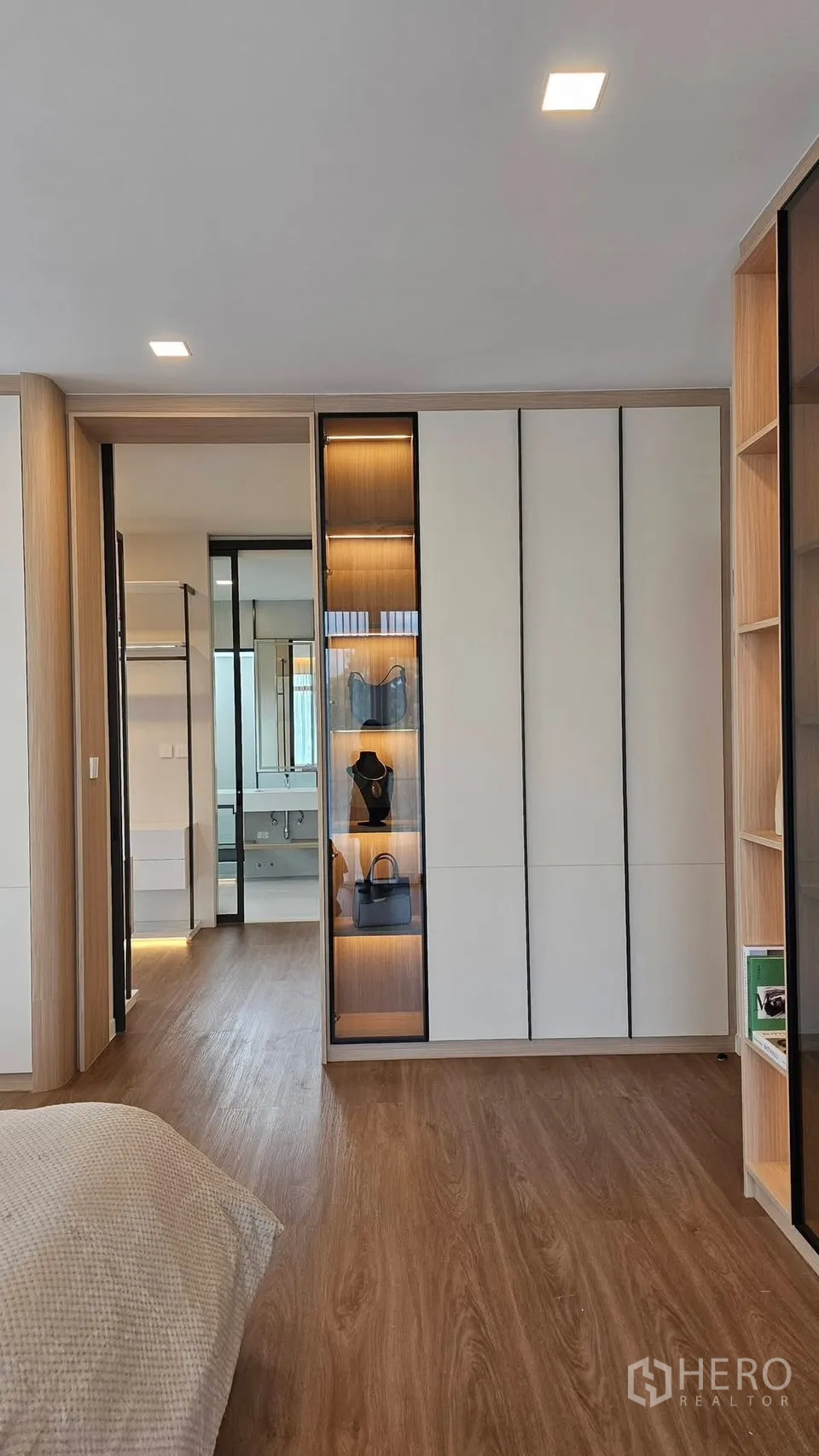 独栋房屋 for rent in Bang Phli, Samut Prakan - 宽敞卧室，内置衣柜与带灯展示柜，通往浴室。