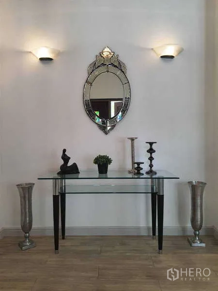 Townhouse for rent in Khlong Toei, Bangkok - Entry niche with glass console table, wall sconces and decorative mirror.
