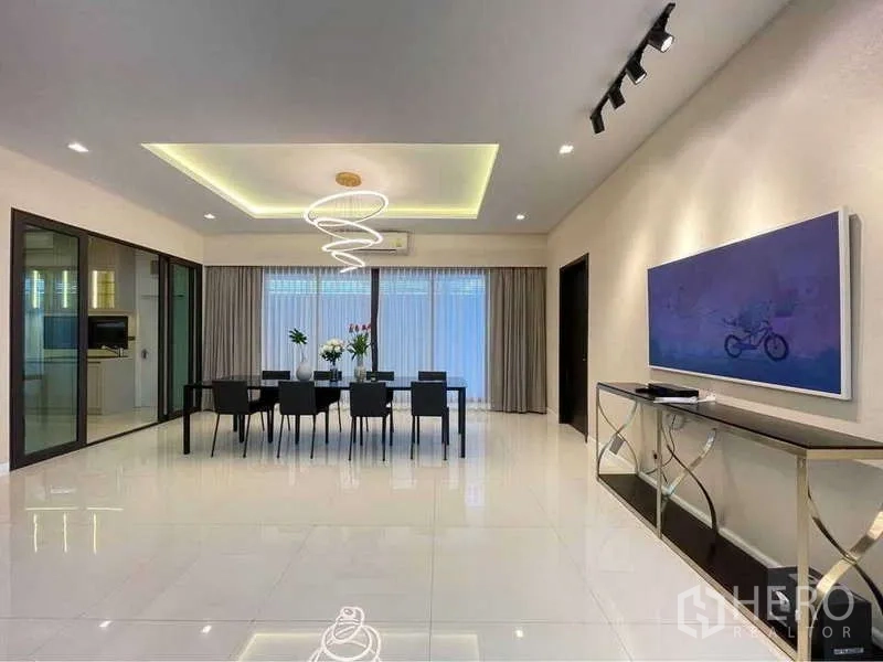 独立式住宅 出租在Bang Sue, Bangkok - 餐区配现代吊灯与玻璃推门