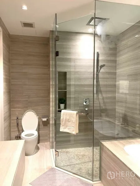 คอนโด ให้เช่าในWatthana, Bangkok - ห้องน้ำสมัยใหม่พร้อมตู้ shower กระจก โถสุขภัณฑ์ และกระเบื้องลายไม้สีอ่อน