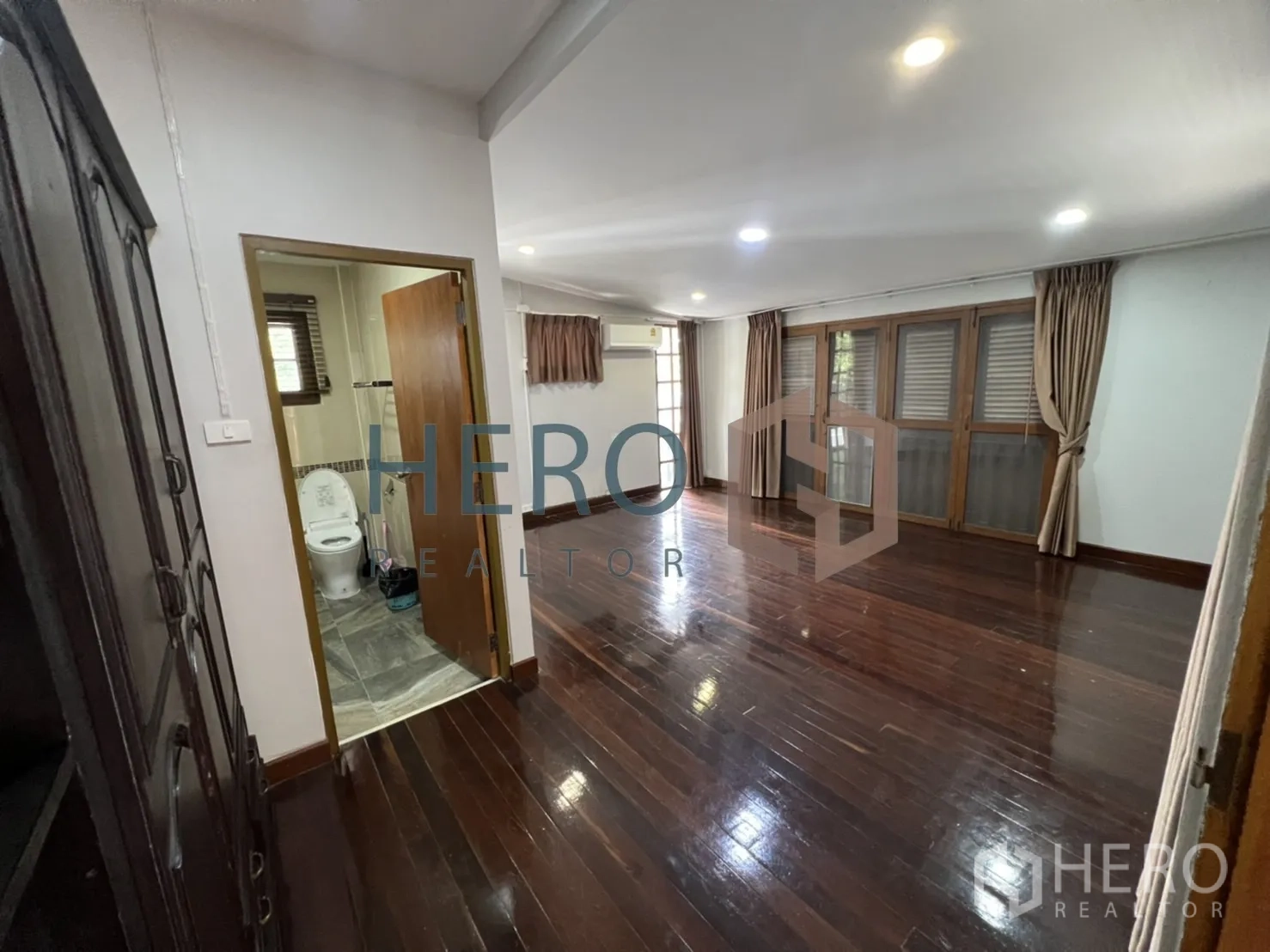 独立式住宅 出租在Watthana, Bangkok - 木地板卧室，内置柜，连套内卫浴入口