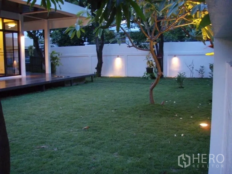 บ้าน ให้เช่าในHuai Khwang, Bangkok - สวนส่วนตัวปูหญ้า ต้นไม้ใหญ่ กำแพงรั้วพร้อมไฟตกแต่ง