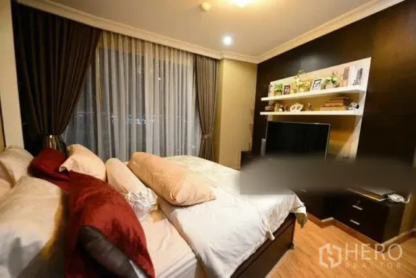คอนโด ให้เช่าในBang Kho Laem, Bangkok - ห้องนอนใหญ่พร้อมหน้าต่างบานกว้าง ผนังตกแต่งเข้ม ชั้นวางและชั้นทีวี