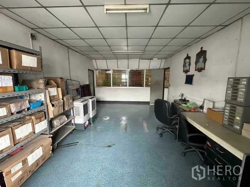 工厂 出租在Lam Luk Ka, Pathum Thani - 办公室空间，吊顶、货架与办公桌