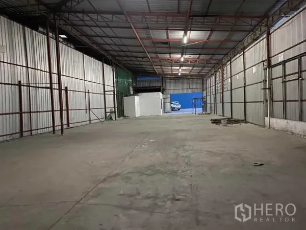 คลังสินค้า ให้เช่าในSaphan Sung, Bangkok - ภายในโกดังโปร่ง หลังคาโครงเหล็กสูง ไฟสว่าง พื้นคอนกรีตทนทานเหมาะเก็บสินค้า