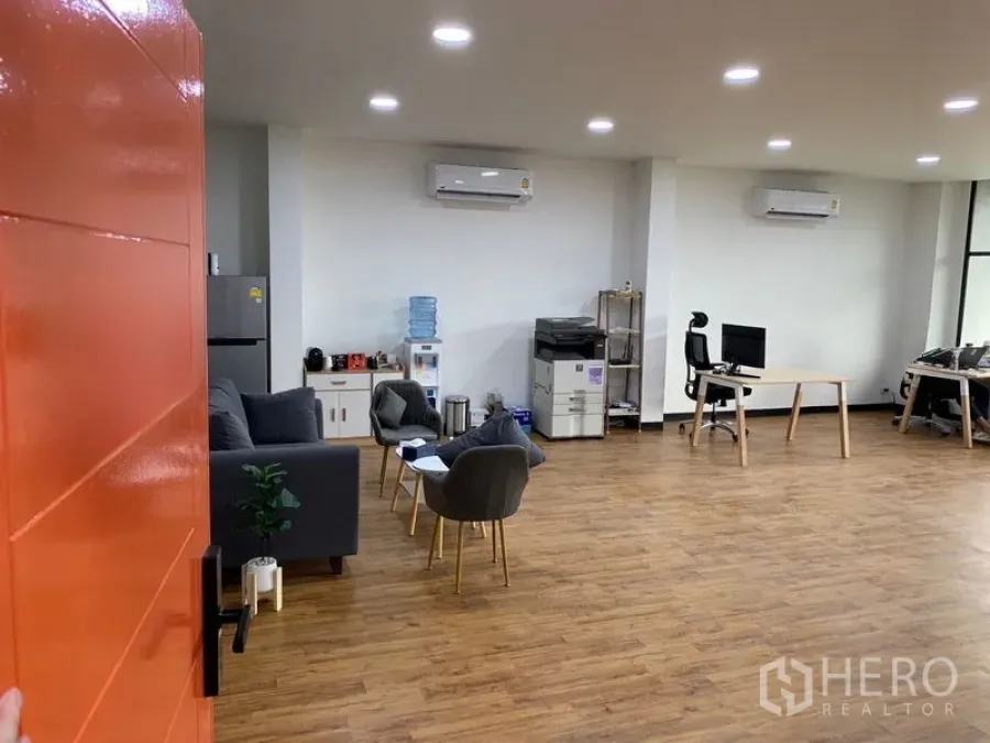 办公空间 出租在Khlong Toei, Bangkok - 开放式办公室，木地板，休息区、茶水与打印区，明亮LED灯与壁挂空调。