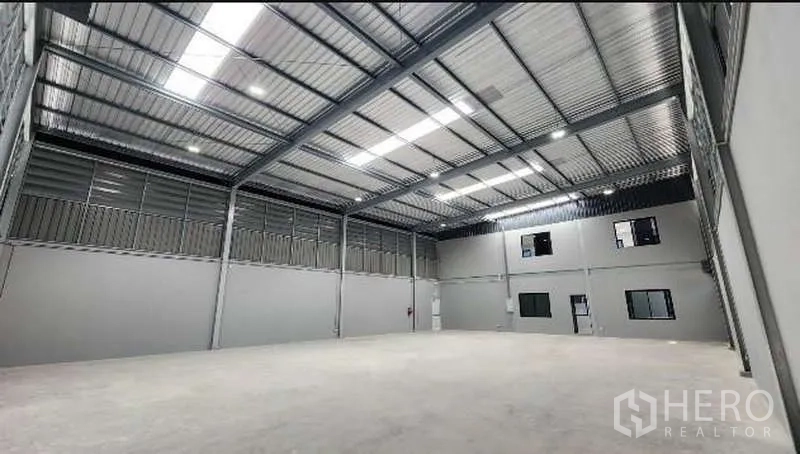 工厂 出租在Bang Bo, Samut Prakan - 高挑仓库内部，钢结构屋顶与采光带