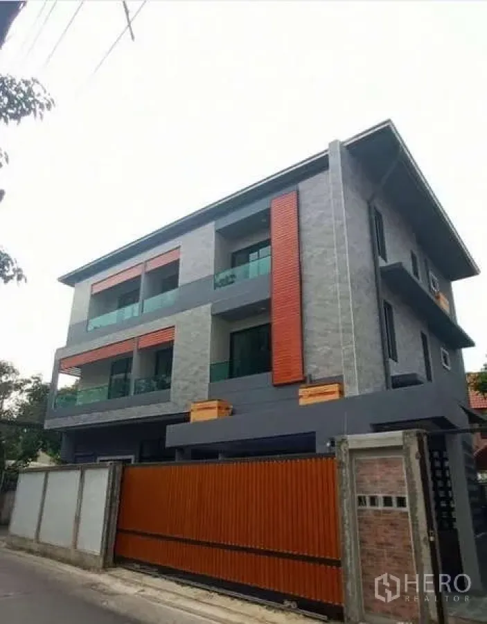 สำนักงานที่บ้าน ให้เช่าในHuai Khwang, Bangkok - มุมมองจากถนนของอาคาร 3 ชั้นสมัยใหม่ พร้อมรั้วสูงให้ความเป็นส่วนตัว