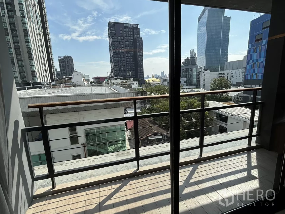 公寓 出售在Watthana, Bangkok - 私密阳台配栏杆，欣赏素坤逸片区的都市景观。
