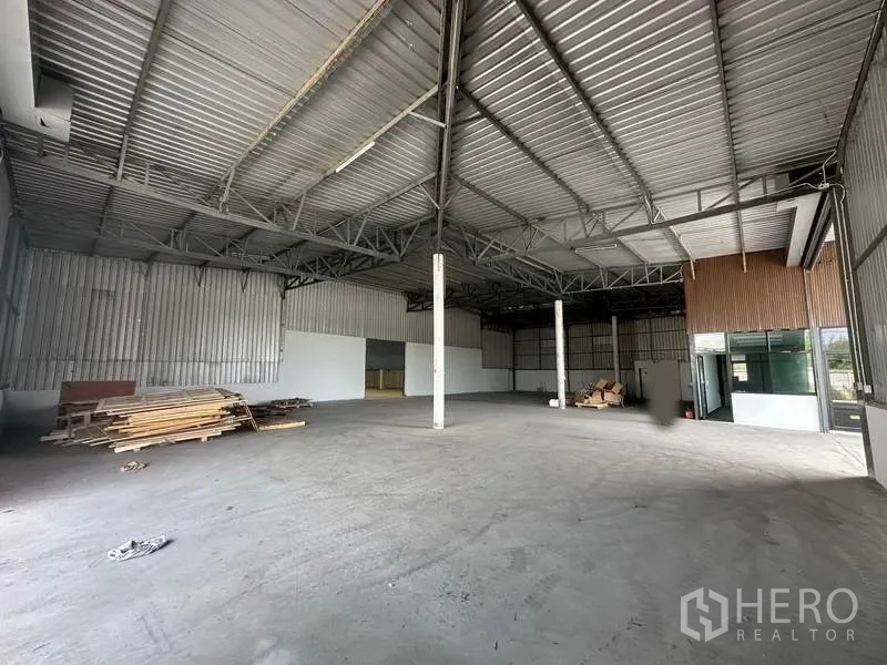 Warehouse for rent in Khlong Luang, Pathum Thani - Open storage hall with concrete floor, metal walls and wide clear span for racking.