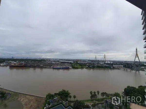 公寓 出租在Yan Nawa, Bangkok - 高楼阳台眺望湄南河与佛米蓬大桥。