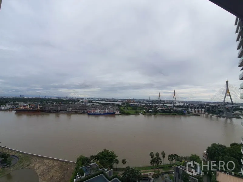 公寓 出租在Yan Nawa, Bangkok - 高楼阳台眺望湄南河与佛米蓬大桥。