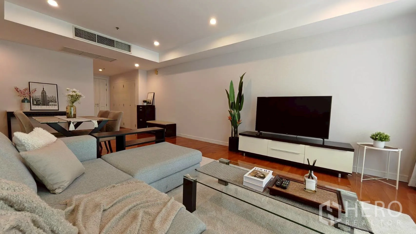 公寓 for rent in Khlong Toei, Bangkok - 客厅设电视柜、玻璃茶几与转角沙发。