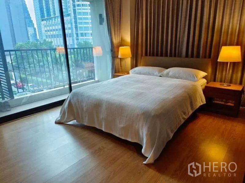 คอนโด ให้เช่าในWatthana, Bangkok - ห้องนอนหลักกระจกเต็มผนัง พร้อมระเบียงมองเห็นต้นไม้และวิวเมือง