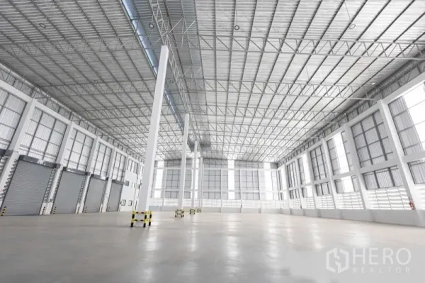 Warehouse for rent in Bang Bo, Samut Prakan - Large open storage hall with polished concrete floor, tall windows and ample natural light.