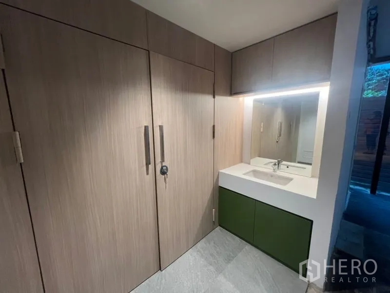 办公空间 出租在Watthana, Bangkok - 内置茶水间，含水槽、镜柜与大容量木质收纳柜。