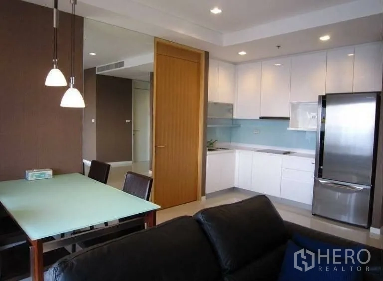 คอนโด ให้เช่าในSathon, Bangkok - มุมทานข้าวติดครัวยุโรปสีขาว ผนังกระจกกันเปื้อน และโคมไฟแขวน