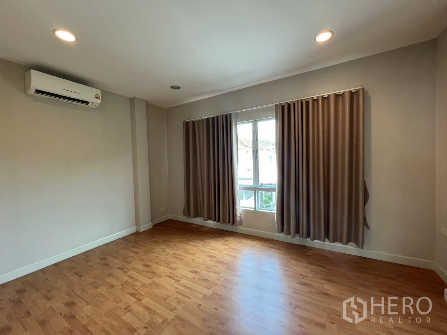Detached House for rent in Saphan Sung, Bangkok - Bathroom finished with gray accent tiles and shower.