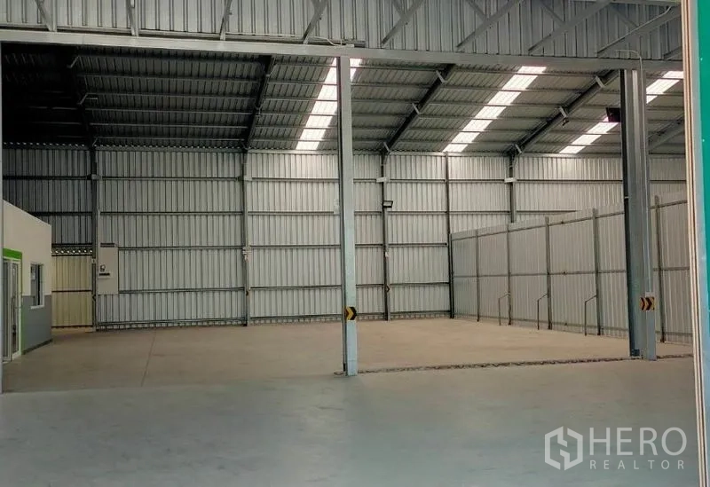 货栈 出租在Pak Kret, Nonthaburi - 高屋顶装卸区，带采光带与内部隔断。