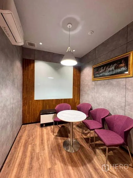 Warehouse for rent in Prawet, Bangkok - Compact lounge or waiting room with round table and chairs.