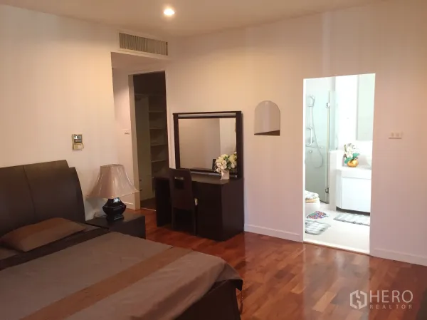 公寓 出租在Khlong Toei, Bangkok - 主卧铺木地板，设梳妆台并连接套内卫生间。