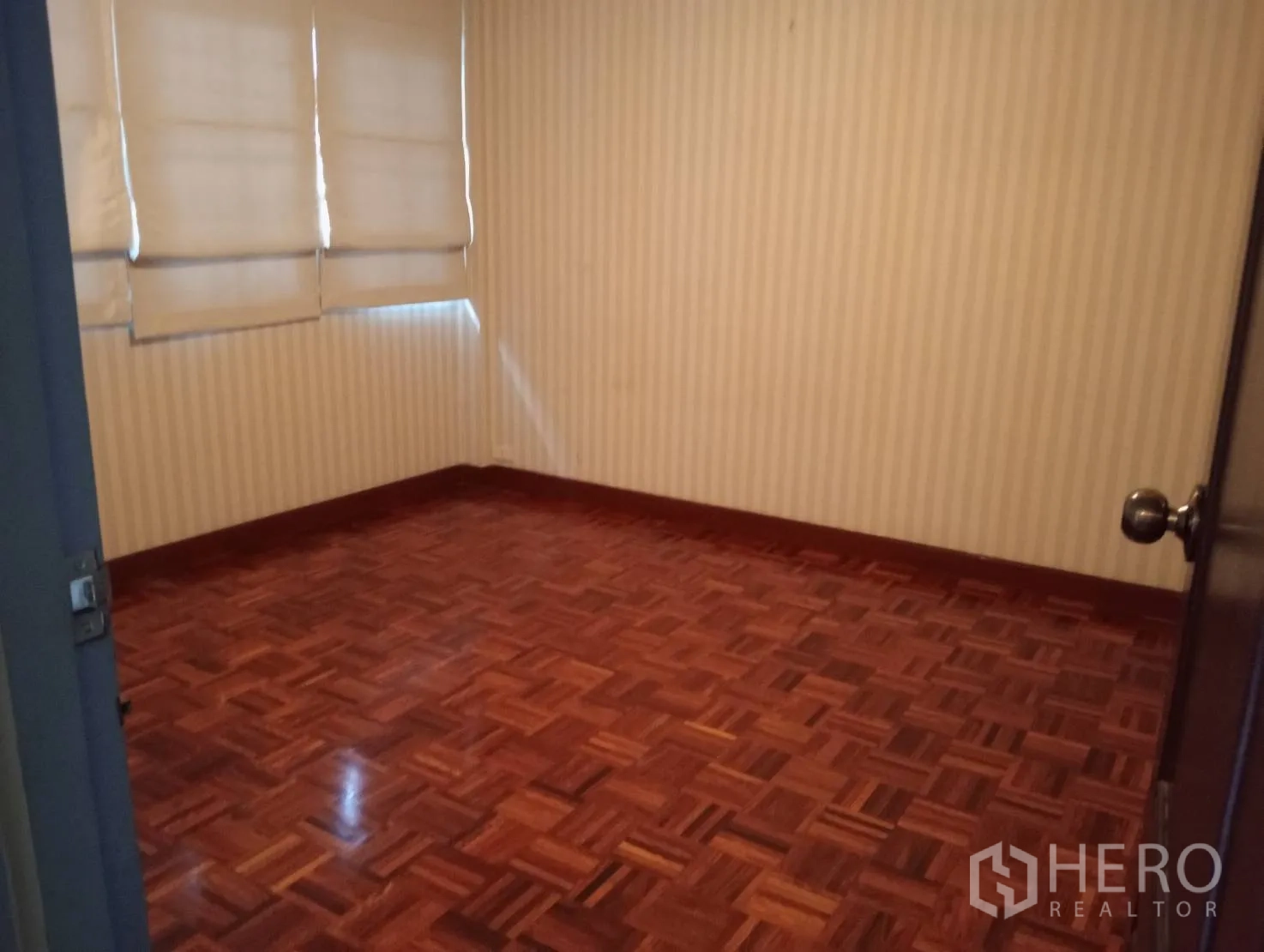 带办公室的家 出租在Khlong Toei, Bangkok - 卧室，拼花木地板与窗帘百叶