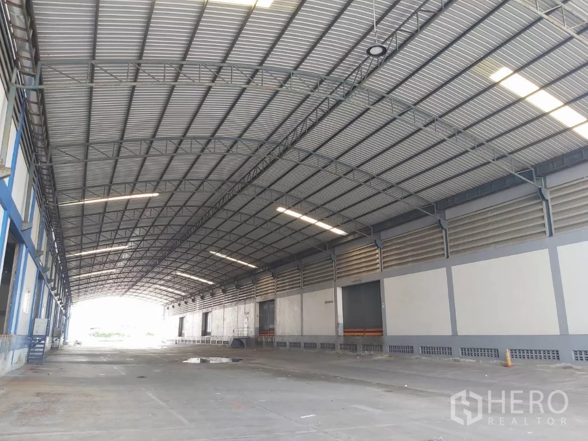 Warehouse for rent in Bang Bo, Samut Prakan - Long covered loading platform with dock-high doors and ventilation louvres.