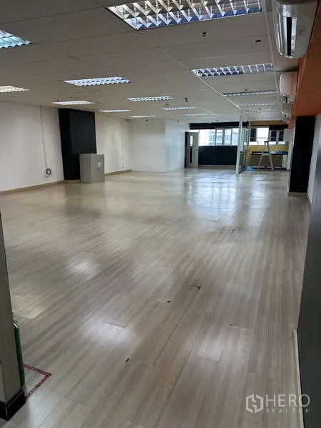 办公空间 出租 - 大型办公区域，带窗户与明亮照明，布局灵活。