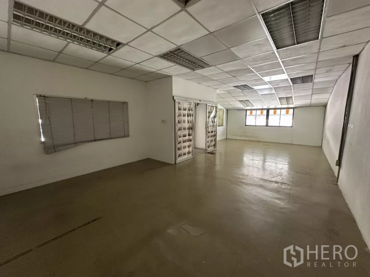 คลังสินค้า ให้เช่าในSuan Luang, Bangkok - ห้องออฟฟิศชั้นบน ฝ้าเพดานทีบาร์ ไฟฟลูออเรสเซนต์ และหน้าต่าง