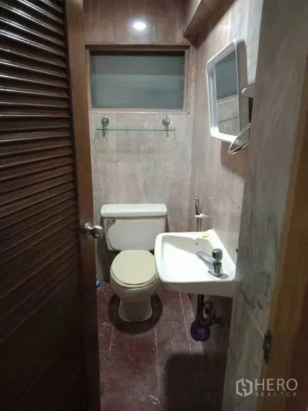 联排别墅 出租在Khlong Toei, Bangkok - 紧凑客卫，含坐便器与洗手盆