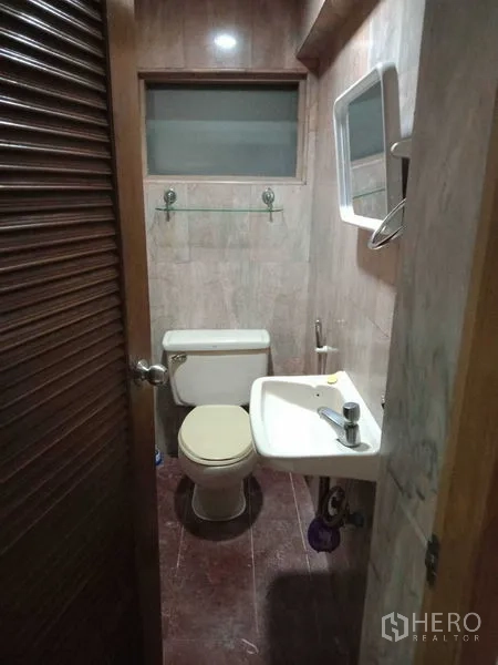 联排别墅 出租在Khlong Toei, Bangkok - 紧凑客卫，含坐便器与洗手盆