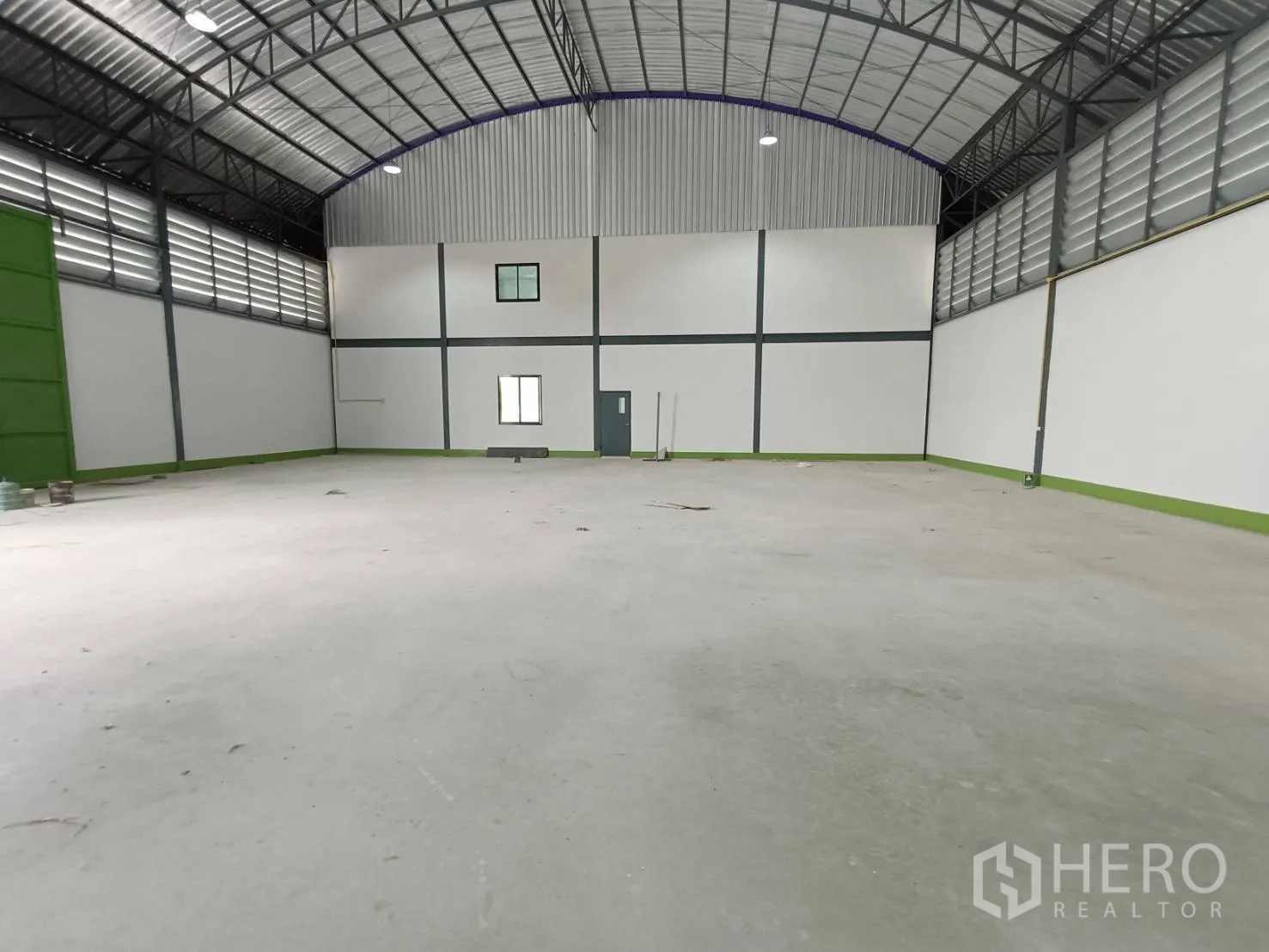 工厂 出租在Lam Luk Ka, Pathum Thani - 宽阔仓库内部，面向办公室区，设高位照明。