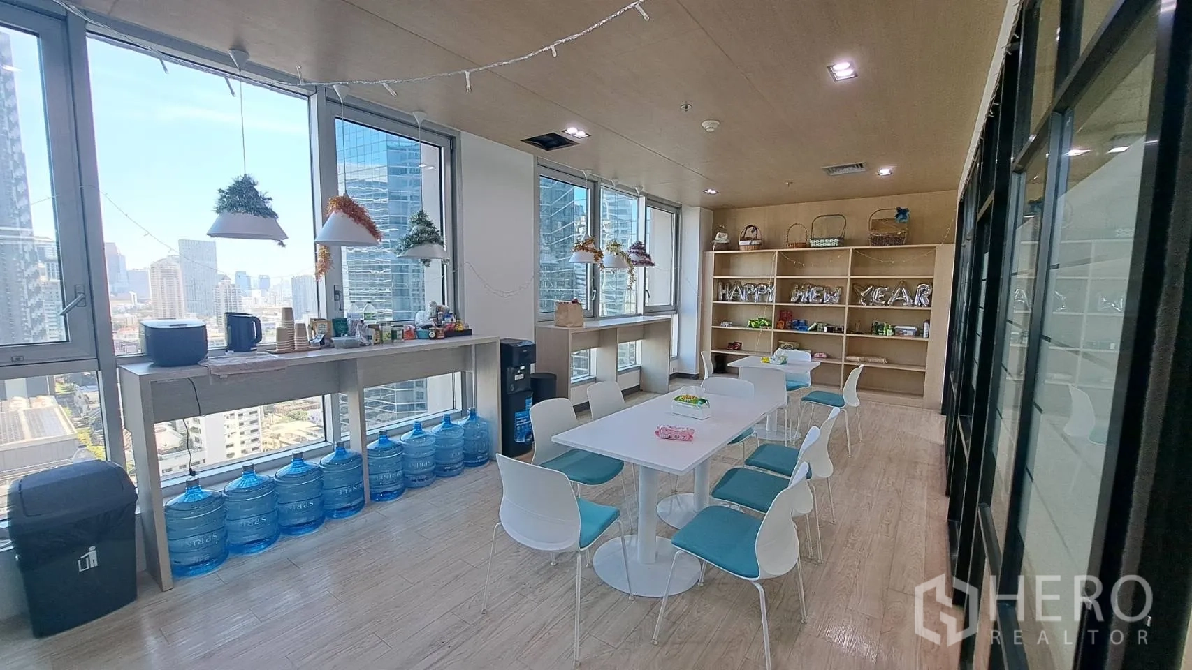 办公空间 出租在Yan Nawa, Bangkok - 茶水间与用餐区，落地窗俯瞰城市天际线