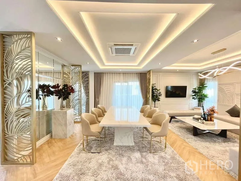 บ้าน ให้เช่าในBang Phli, Samut Prakan - พื้นที่นั่งเล่นและรับประทานอาหารแบบโอเพ่นแปลน โต๊ะยาว เพดานซ่อนไฟ