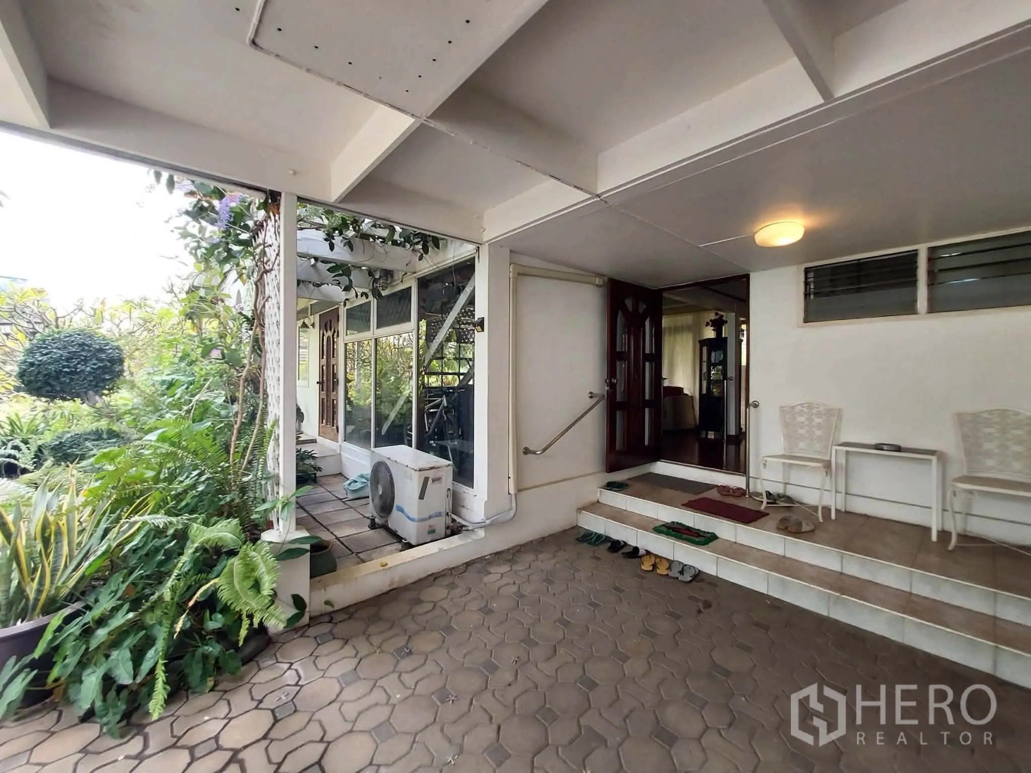 บ้านเดี่ยว for rent or sale in Mueang Samut Prakan, Samut Prakan - ชานทางเข้ามุงหลังคาพร้อมขั้นบันไดและเก้าอี้นั่ง