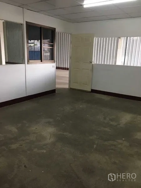Warehouse for rent in Bueng Kum, Bangkok - Small office room inside a warehouse with window, door and concrete floor in Bueng Kum, Bangkok.