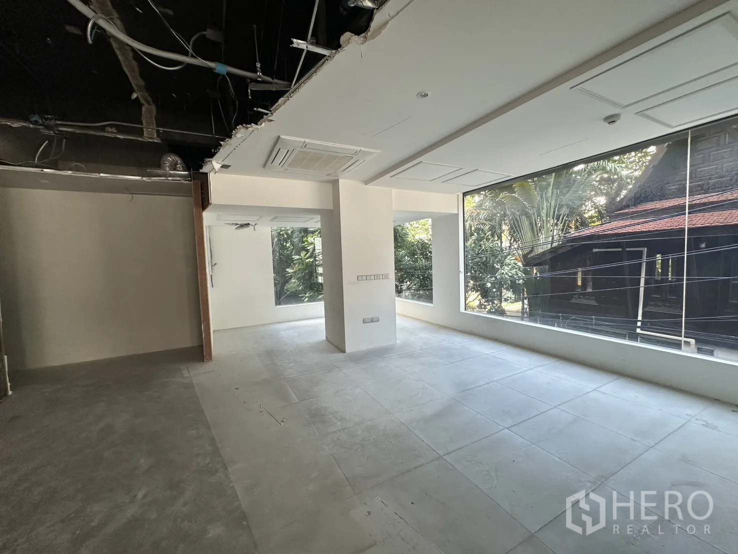 พื้นที่ขายของ for rent in Watthana, Bangkok - มุมสว่างด้วยหน้าต่างบานใหญ่ มองเห็นต้นไม้เขียวขจีภายนอก.